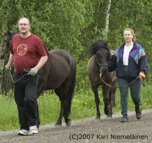 Juha&Heimir ja Minna&Esko siirtok�velyll� orilaitumelle kev��ll� 2007